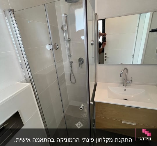מקלחון זכוכית עם ראש מקלחת עגול